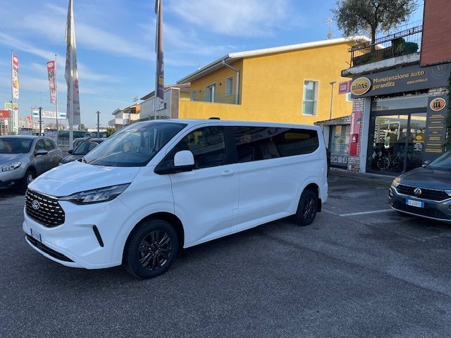 Veicolo commerciale nel piazzale Cordioli Auto