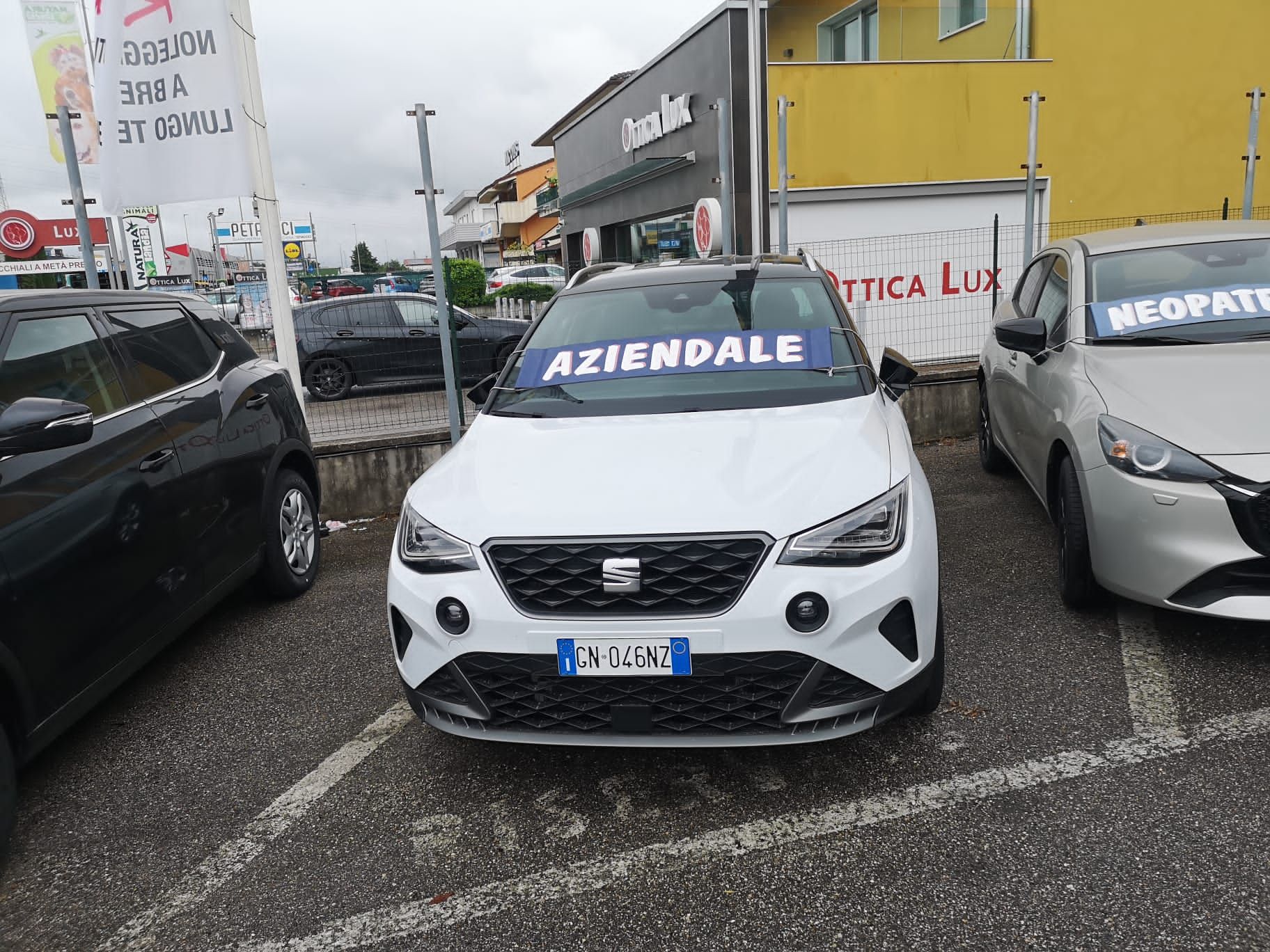 Auto aziendale nel piazzale Cordioli Auto