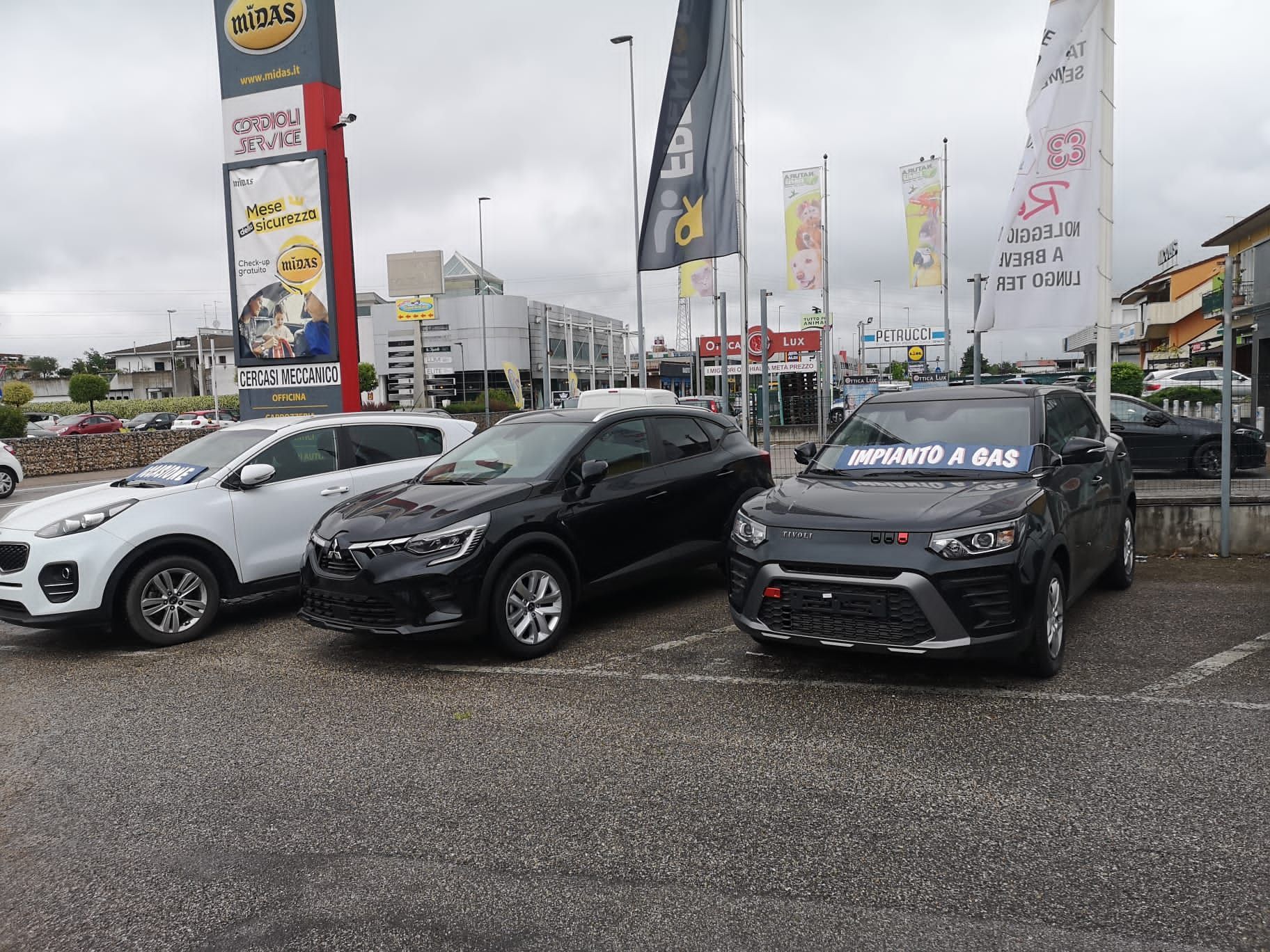 Piazzale Cordioli Auto con insegna Midas a Villafranca di Verona
